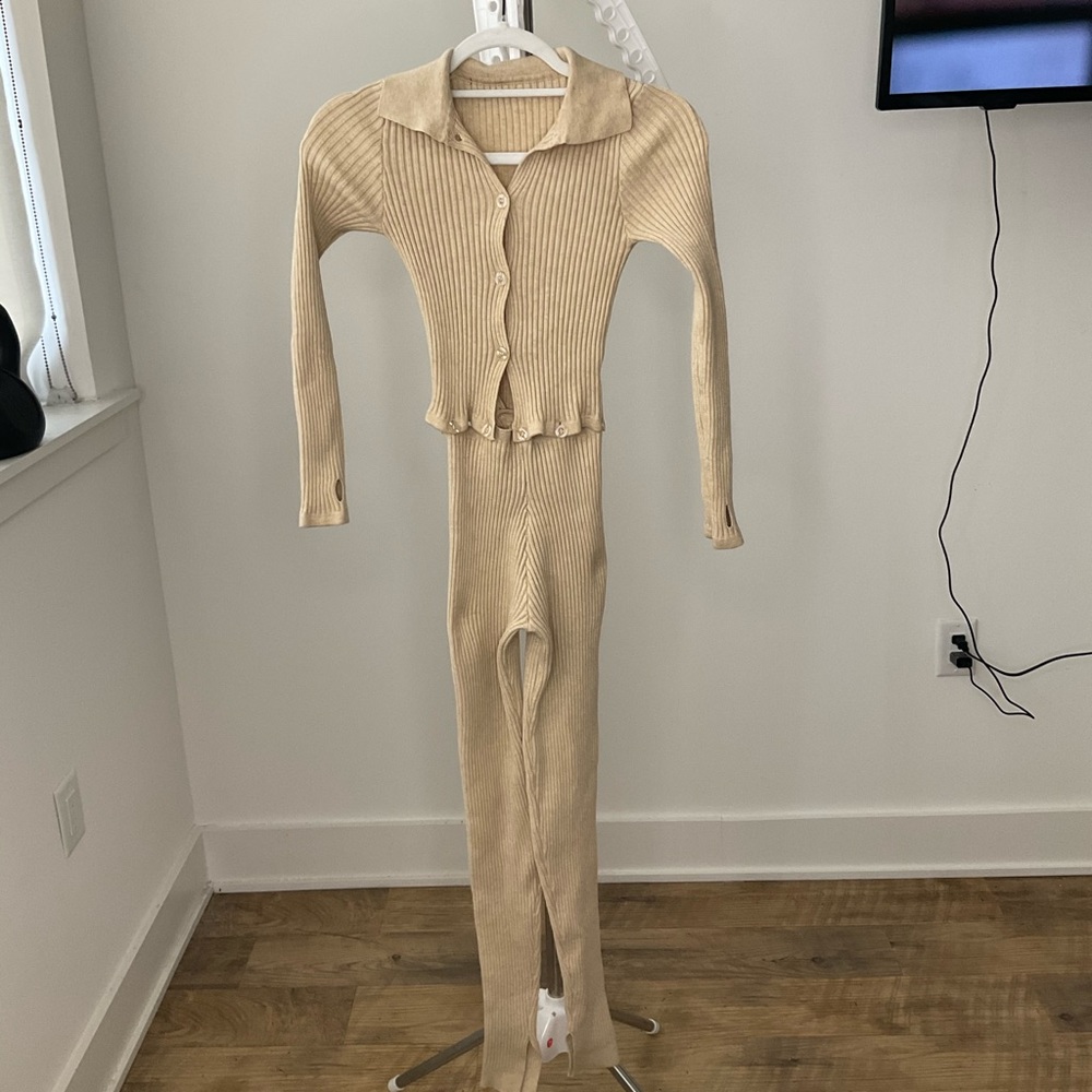 Two piece oatmeal top and bottom. Super stretch